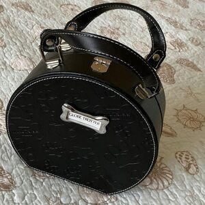 Globe-Trotter Brand Pet Bowls